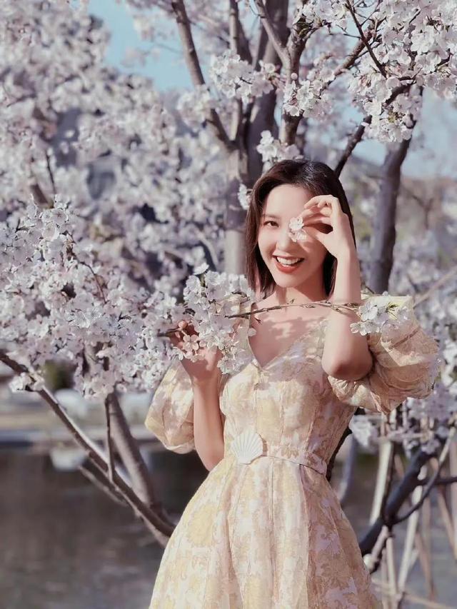 唐艺昕身穿鹅黄色连衣裙笑意盈盈，春日户外随拍真的美到心坎里了