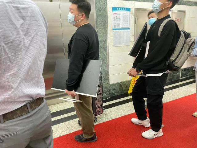 深圳报复性复工：地铁挤成演唱会现场，扛主机的打工人重现江湖