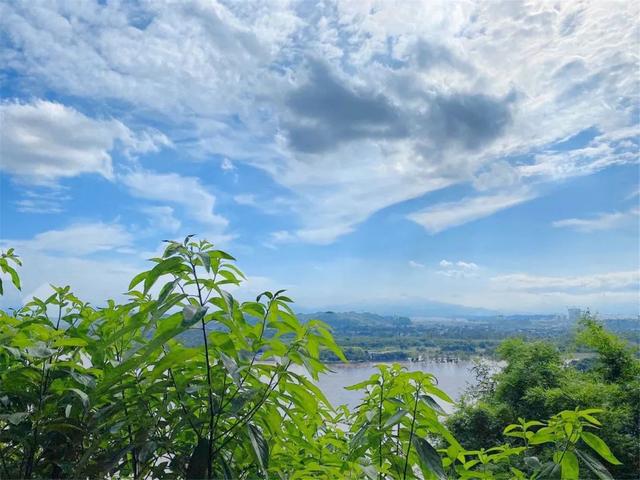 晴空万里 沐光而行