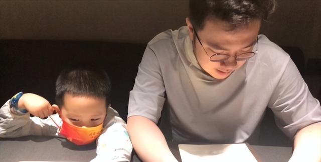 宋丹丹90后儿子再当爹！大7岁老婆3年前生大儿子，被老公宠成公主