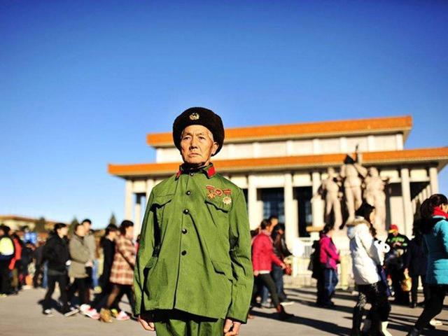 毛主席警卫员隐居深山54年，给女儿看病无意“泄密”，惊动县领导