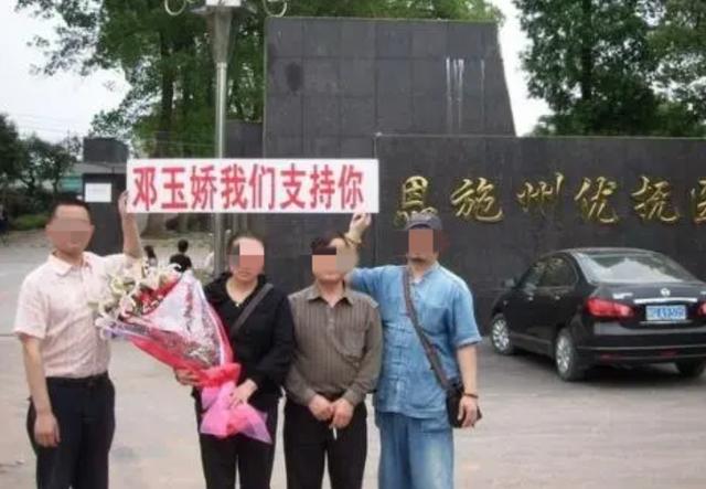 2009年湖北女服务员因不堪受辱，失手杀死镇招商办主任，有罪免处