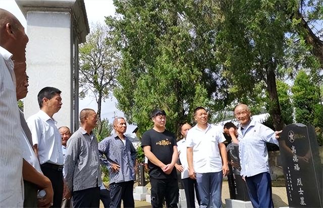 岳父做客女婿家，提起埋在家乡一烈士名字，女婿吃惊：那是我爷爷