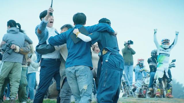 飞机万米高空玻璃爆裂,副机吸出窗外,机长34分钟迫降128人!催泪片