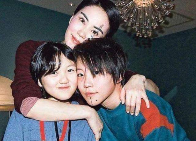 50岁李亚鹏又要当爹？陪90后选美冠军做产检，李嫣以后怎么办？