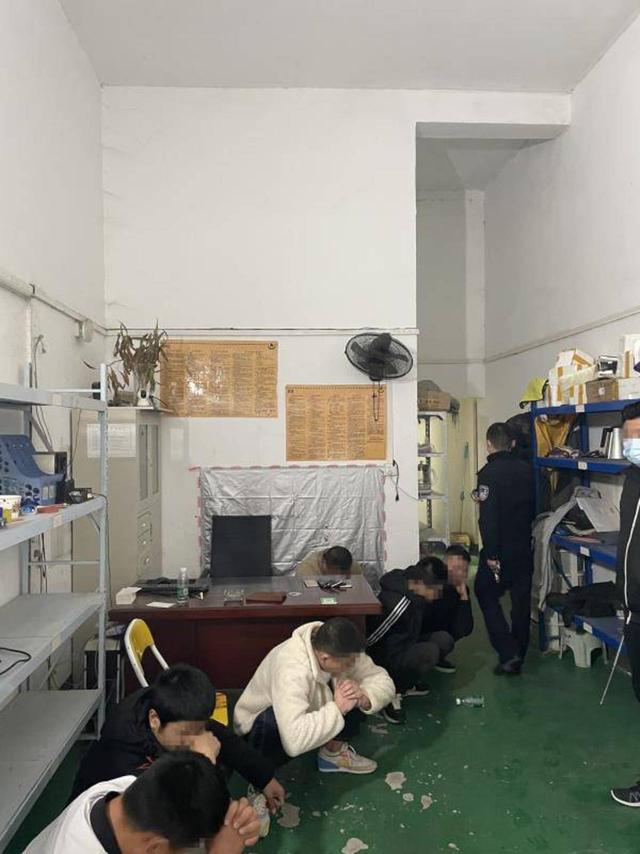 糊涂老爸为儿子办10岁生日宴竟请朋友吃“麻果”，结果6人被警方一锅端