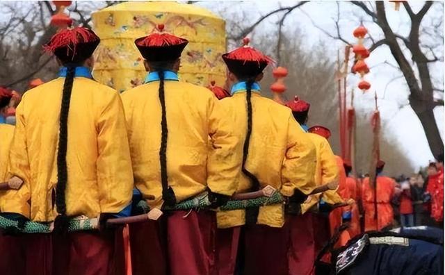 九门提督和珅：权力滔天，被赐死时为何不反，你不看皇帝咋防他的