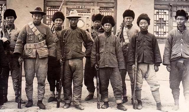 土匪邀请总指挥赴宴，饭后打麻将掷色子，刀斧手冲出总指挥被暗害