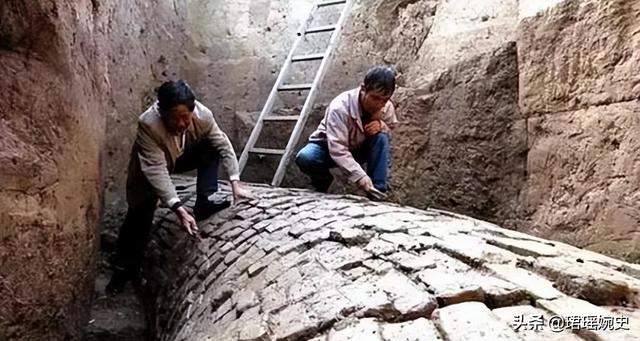 1987年，一河南农户院子被大雨冲塌，出现一口枯井下面埋着位皇帝