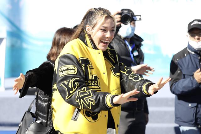 谷爱凌回来了！隔离后现身北京与小朋友互动，状态超好表情迷人