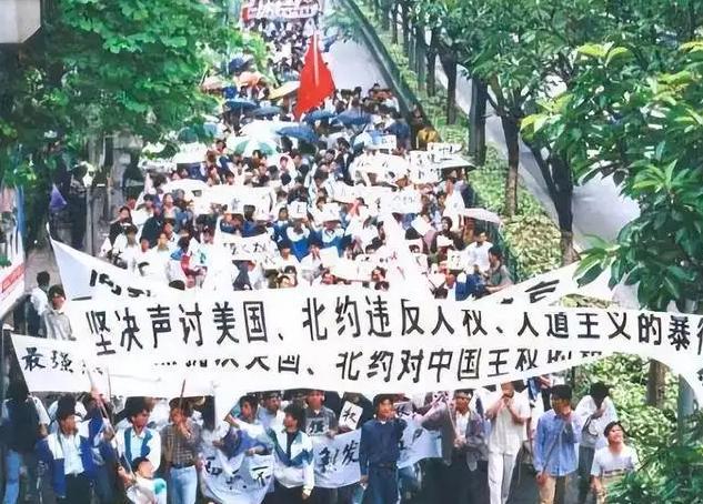 1999年，美国“误炸”中国大使馆，为何不反击？现在才知其中辛酸