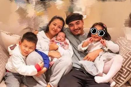 喊话《浪姐》求工作被无视，哭诉养不起4个娃，何洁值得同情吗？