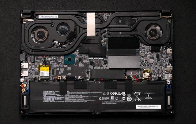 从图中我们可以看到,三颗硕大的散热风扇,加上7根铜管,构成了这个