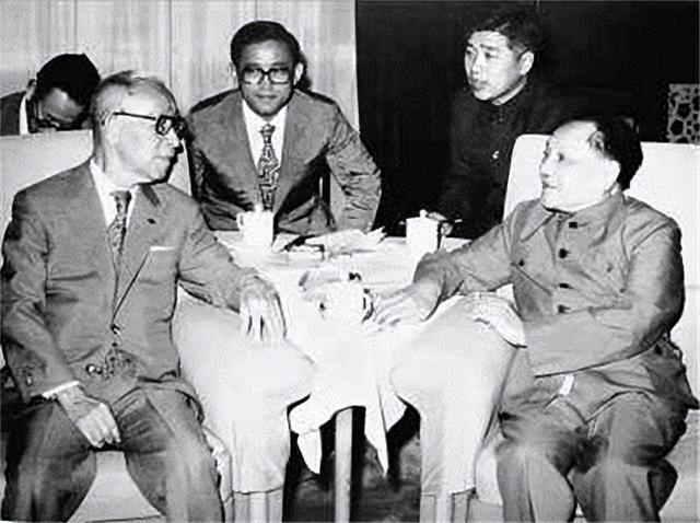 1978年日本记者刁难：钓鱼岛属于哪国，邓小平巧妙应答令人佩服