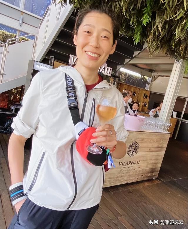 朱婷笑容灿烂，享受到了当球迷的幸福！粉丝：当你的球迷也很幸福