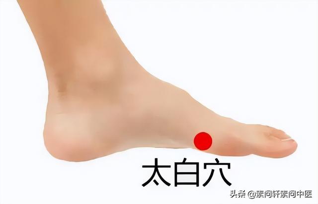 湿气重有4个表现，坚持按揉2个穴位，排出体内湿气