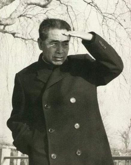 1949年开国大典，周恩来领着一个女孩，见到毛泽东就喊：大首长