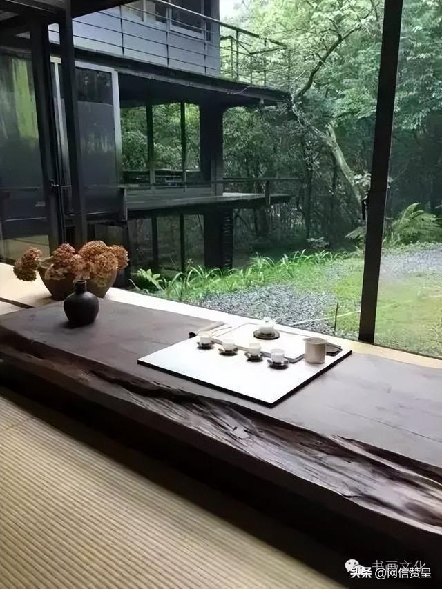 静坐常思己过，闲谈莫论人非。