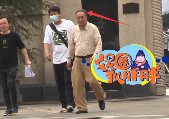 52岁张嘉益做核酸被拍，挺大肚给女演员撑伞，头发稀疏胖到认不出