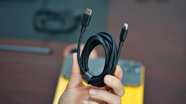 透明磁吸、15W无线快充：这款苹果手机MagSafe无线充电宝超有格调