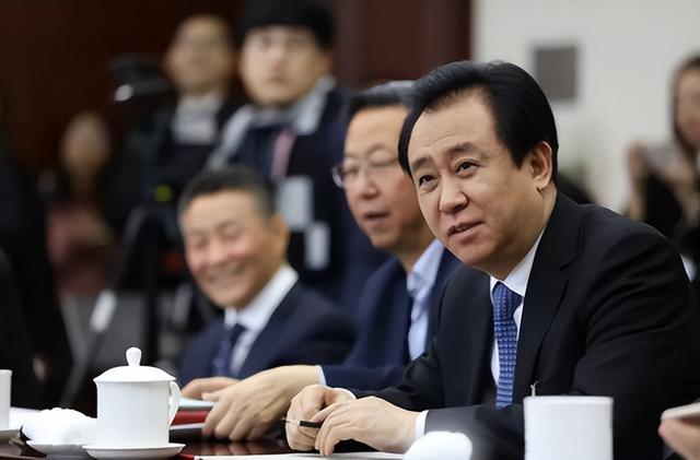 曾是身家4千亿的首富，如今财富一年蒸发1500亿，还在卖房救公司