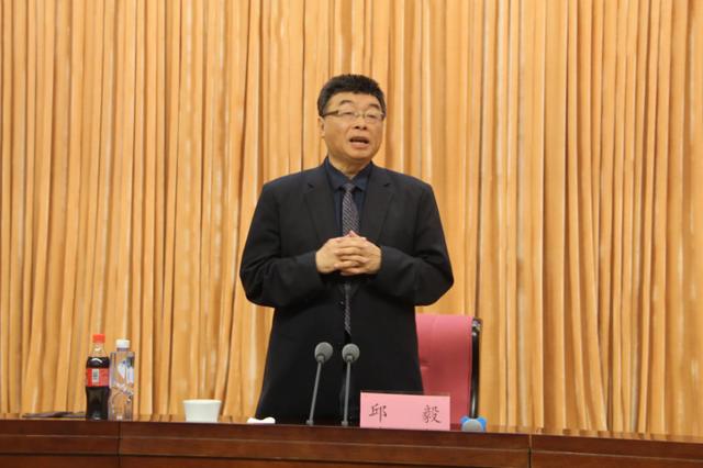 乌总统在美有巨额存款，下场有两个可能？邱毅：拜登痛恨泽连斯基