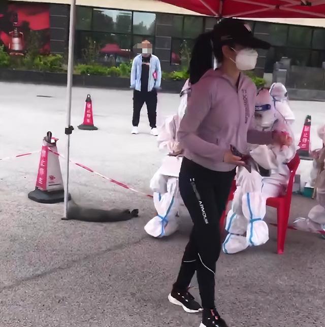 陈晓，陈妍希，上海，偶然做核酸！两个穿着运动休闲装的人为上海捐物资。
(图3)
