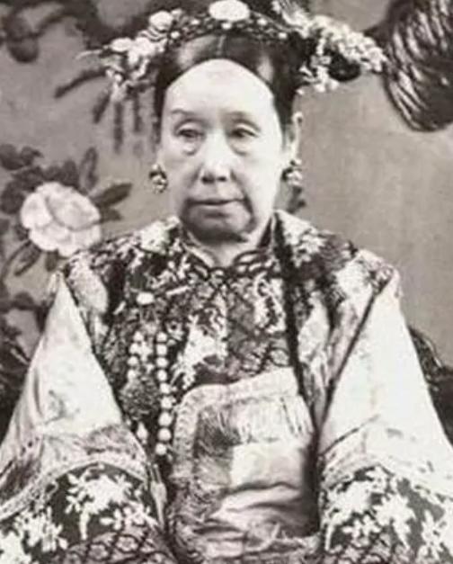 孙殿英曾挖开皇陵盗宝，去世前在病床上忏悔，他的后人现在咋样？