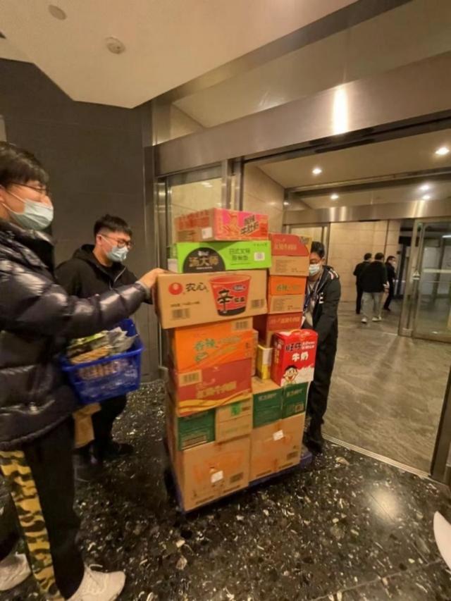 本土1228+5658，上海又暴发！紧急封控令下，基金经理连夜回公司