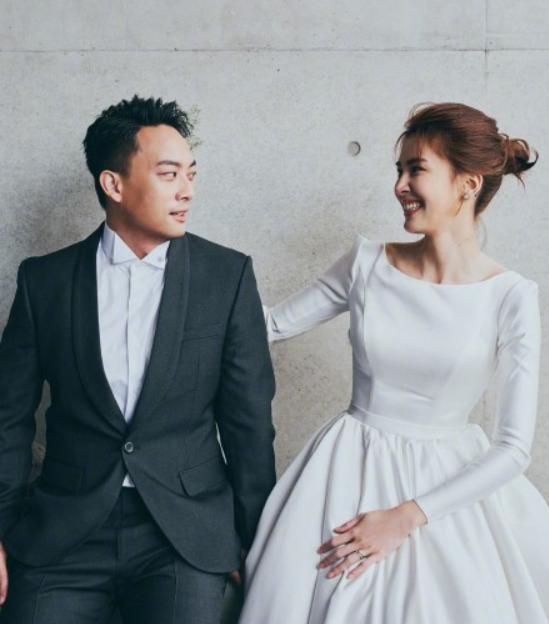38岁的歌手曾沛慈正式宣布结婚！和老公来个近照，男的五官太帅了。
(图2)
