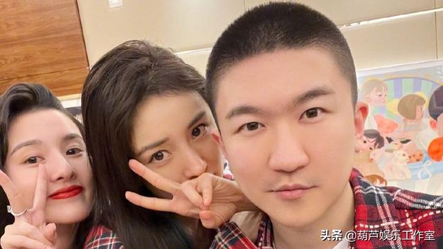 网曝杨幂张大大同游，逛公园踏春形影不离