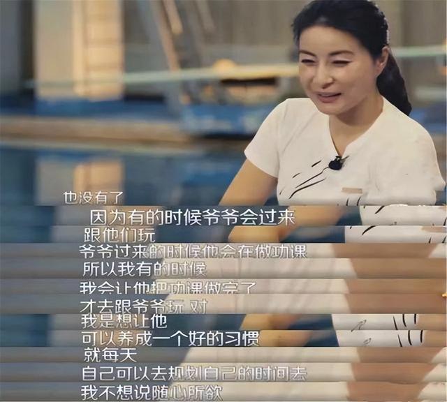 霍启刚全家外出就餐，大女儿高清正脸首次曝光，灵动可爱像郭晶晶
