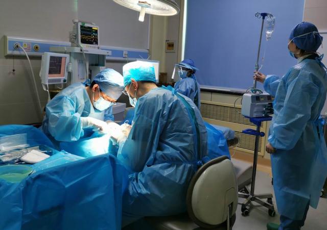 男子查出肠癌，后悔大哭：原来大便早就“提醒”，自己却忽视了