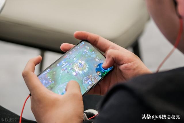年轻人为什么不愿意换手机？得买个配置高的，赚钱不易！物尽其用