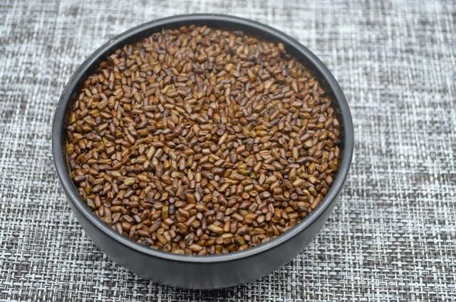 决明子泡水喝，虽然好处多多，但这3类人不宜饮用，以免影响健康