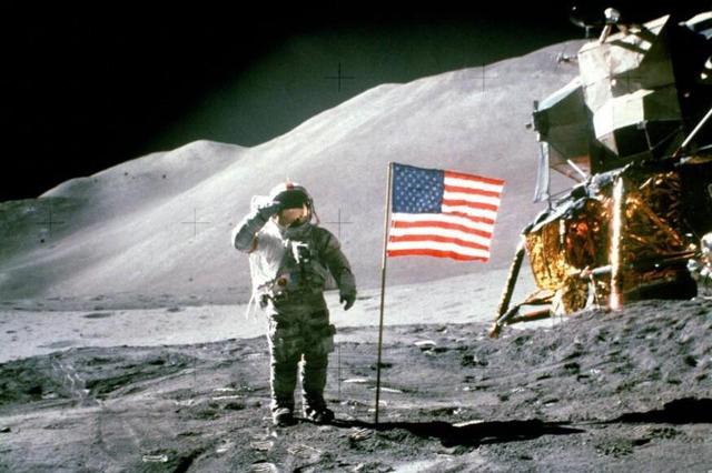 月球上升起五星红旗，让美国登月再遭质疑，为何美国国旗在飘扬？