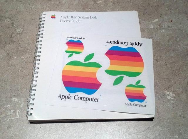 没了耳机、充电器，包装精简的苹果为什么没有舍弃贴纸？