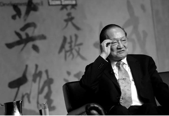金庸要见邓小平，工作人员查到2事提议不见，邓小平：不用管它
