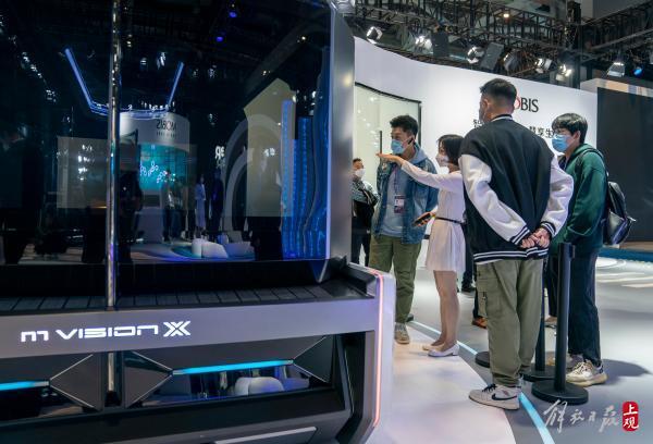 炫目！韩国展商带到进博会的无人驾驶概念车，连车窗都是透明屏幕制成的……