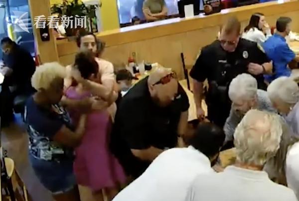 婴儿被食物呛住致窒息 餐厅顾客取来救命道具