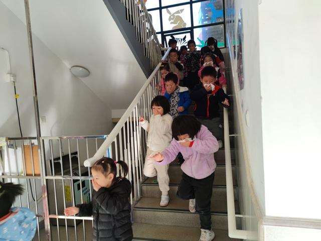 翠四幼：真爱生命 远离火灾——翠苑第五幼儿园消防安全演习