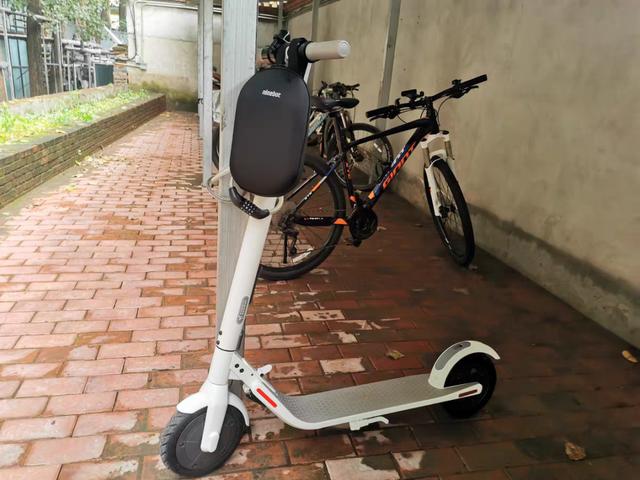 6岁男童骑滑板车闯红灯酿车祸！家长千万要管好孩子