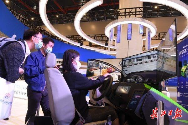 感受5G+成果展的“黑科技”