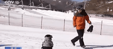 11个月大的萌娃不会走路却能单板滑雪！网友：“这次我没有比过穿尿不湿的”