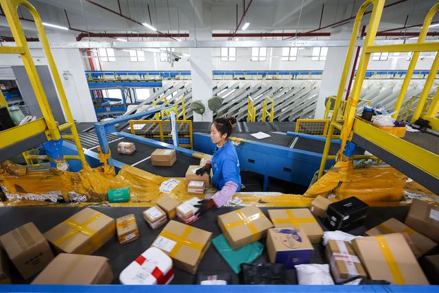 ​退换货“江湖”起风：抱上电商大腿，顺丰、百度为何打出0元牌