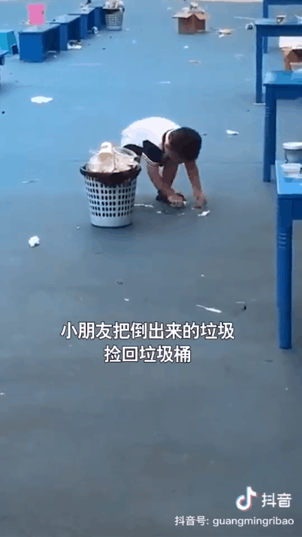 这样的孩子长大还得了？太！可！爱！了！吧