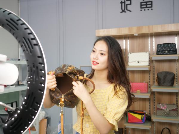 二手奢侈品交易是门靠谱生意吗？有人身陷困境，有人融资过亿……