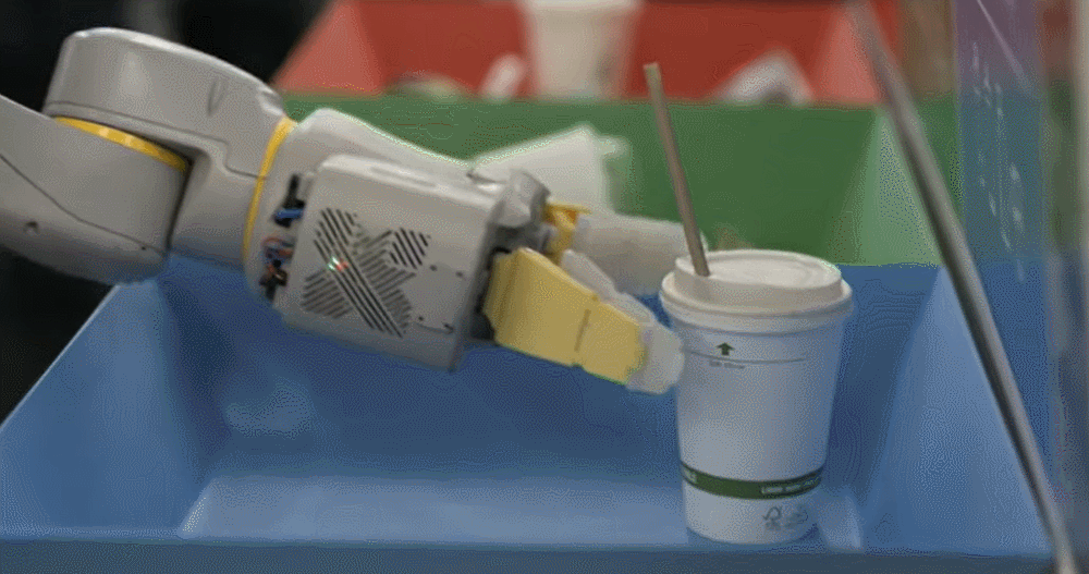 谷歌母公司聘了100多台机器人，扫地热菜擦桌子，还能自主学习