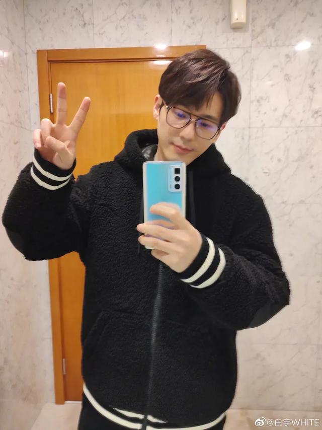 moto edge X30真机照曝光：双面猩猩玻璃 首发OmniVision传感器