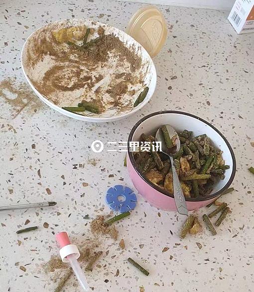 辽宁3岁宝宝下厨做了一道“十三香炒蒜薹”：给爸爸做的午餐